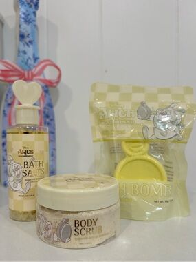 Disney Alice in Wonderland Sugared Lemon Bath Salts, Body Scrub & Bath Bomb Set